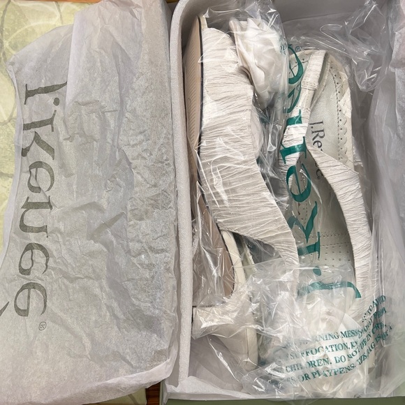 🆕 NWT J.Renee "Accent" White Satin Rosette Low Heel Shoe - Picture 2 of 12